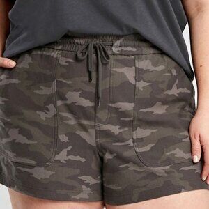 Athleta Farallon size 26 Camo Active Elastic Waist Shorts Army Green